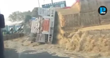 Conductor resulta lesionado tras volcadura de tr&aacute;iler en la M&eacute;xico-Veracruz