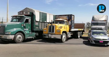 Transportistas bloquean la carretera Tehuac&aacute;n-Veracruz; piden participar en obra federal