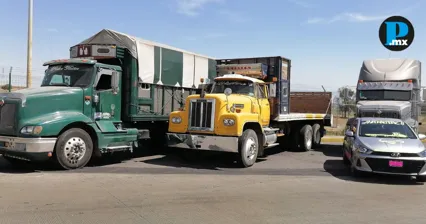 Transportistas bloquean la carretera Tehuac&aacute;n-Veracruz; piden participar en obra federal