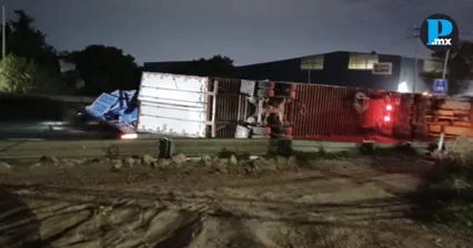 Volcadura de tr&aacute;iler complica tr&aacute;fico en la Autopista M&eacute;xico-Puebla
