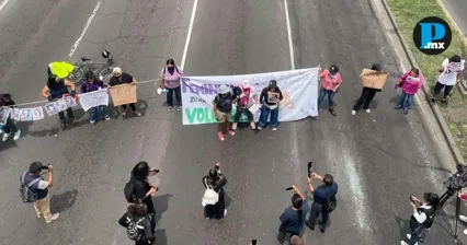  Familiares de v&iacute;ctimas de feminicidio bloquean Calzada Zaragoza