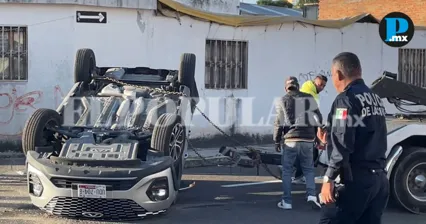 Auto vuelca tras choque con unidad de la Ruta S-14; hay cinco lesionados