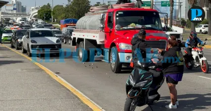 Choque de tres veh&iacute;culos complica circulaci&oacute;n en V&iacute;a Atlixc&aacute;yotl rumbo a Puebla