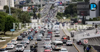 Caos vial en V&iacute;a Atlixc&aacute;yotl: tr&aacute;fico avanza lento con direcci&oacute;n a Puebla