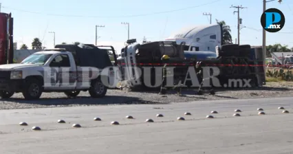Pipa cargada con gas LP vuelca cerca del Hospital General de Tepeaca