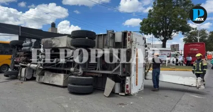 Autob&uacute;s ADO golpea cami&oacute;n de CFE y provoca volcadura en Carmen Serd&aacute;n