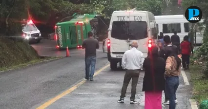 Varios lesionados tras volcadura de autob&uacute;s en la M&eacute;xico-Tuxpan, Xicotepec