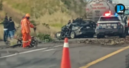 Choque en la Autopista Siglo XXI deja un veh&iacute;culo con severos da&ntilde;os