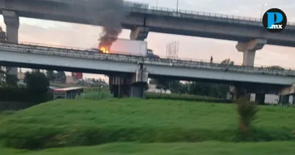 &iexcl;Caos en la M&eacute;xico-Puebla! Auto se incendia y provoca largas filas de autos