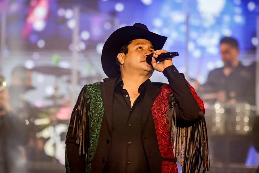 Julión Álvarez en el Paseo Bravo
