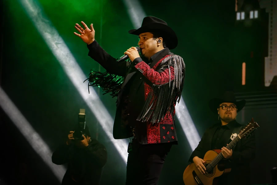 Julión Álvarez en el Paseo Bravo