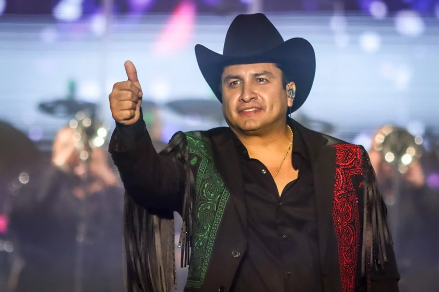 Julión Álvarez en el Paseo Bravo