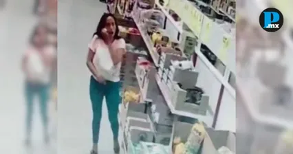 La mujer tom&oacute; un huevo de una de las cajas exhibidas en la tienda para realizarse una supuesta &ldquo;limpia&rdquo;