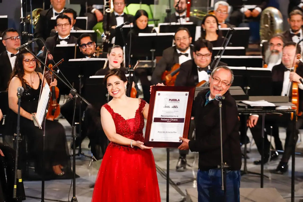 El secretario de Arte y Cultura, Fritz Glockner, en representación del gobernador Alejandro Armenta, entregó un reconocimiento a la soprano Rebeca Olvera por su destacada trayectoria artística