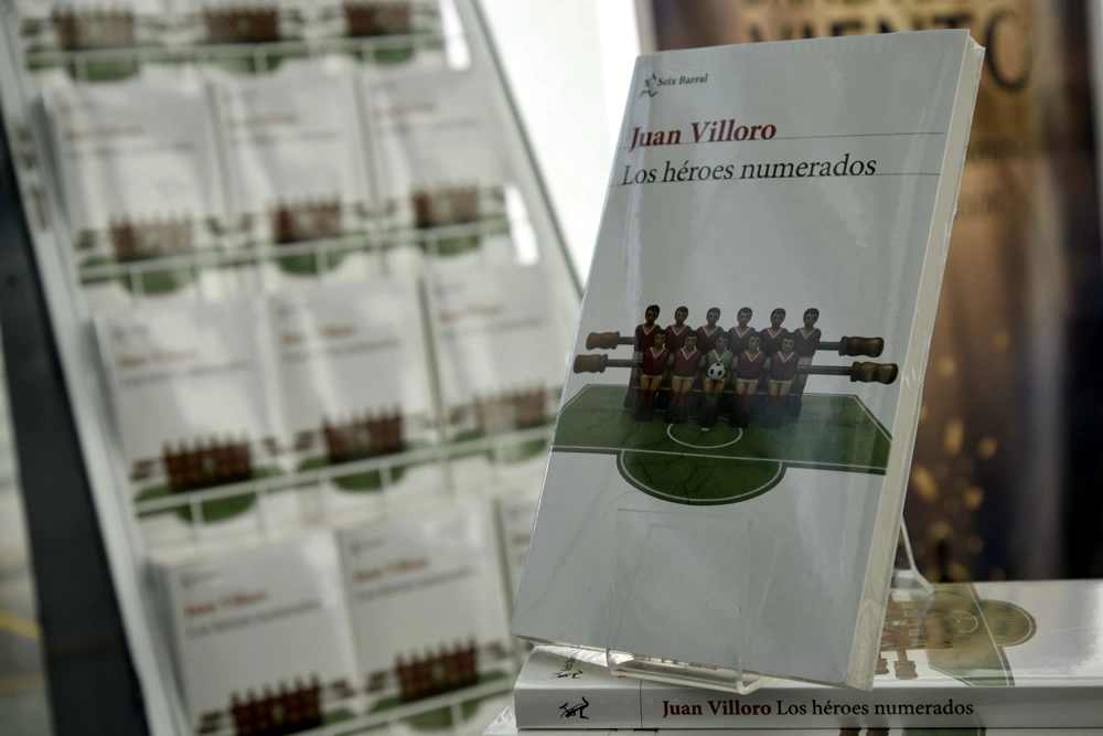 Juan Villoro presentó Los héroes numerados en el Teatro del Complejo Cultural Universitario