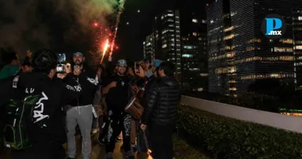 Aficionados mexicanos repiten serenata y ahora sorprenden a Inglaterra