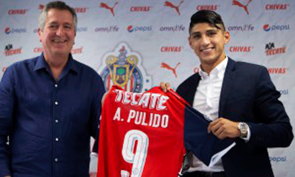 Alan Pulido debutaría el domingo con Chivas