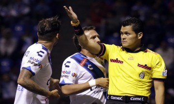 Protesta Club Puebla por arbitraje en partido contra Monarcas