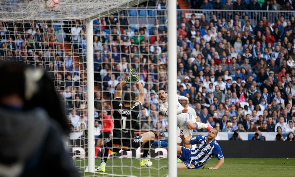 Benzema abre el triunfo del Madrid y le acerca al título