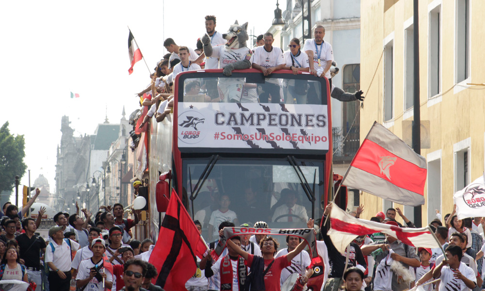 Festeja Lobos BUAP su campeonato por calles de Puebla