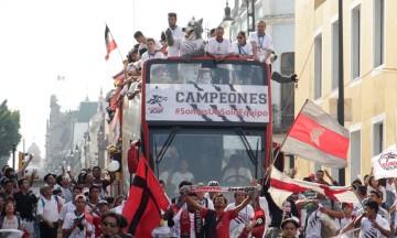 Festeja Lobos BUAP su campeonato por calles de Puebla