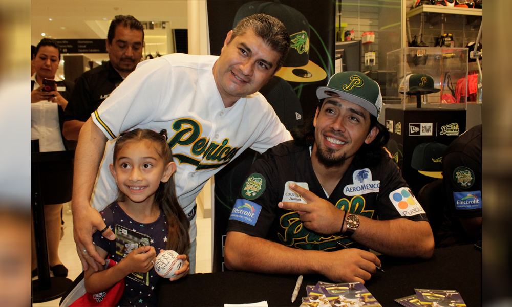 Conviven Pericos con aficionados en Liverpool de Galerías Serdán 