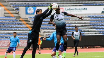 Vence Club Puebla a Lobos en partido de preparación