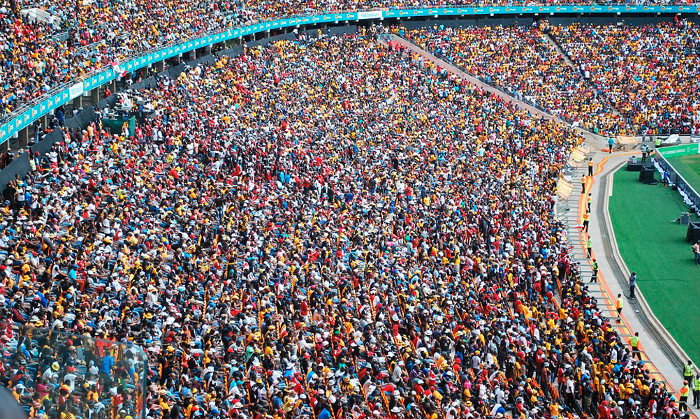 Mueren dos hinchas en estampida de estadio en Sudáfrica