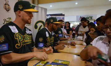 Conviven Pericos con sus aficionados