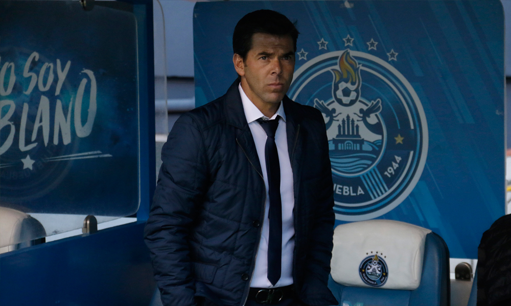 Club Puebla expulsa al director técnico Chiquis García