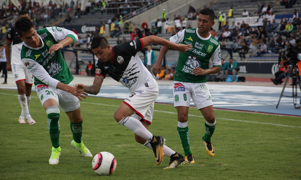 Golea León a Lobos en su propia casa