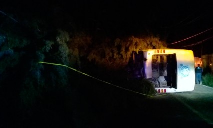 Vuelca autob&uacute;s de Los Reboceros de La Piedad