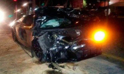 Alan Pulido destroza veh&iacute;culo de lujo tras choque