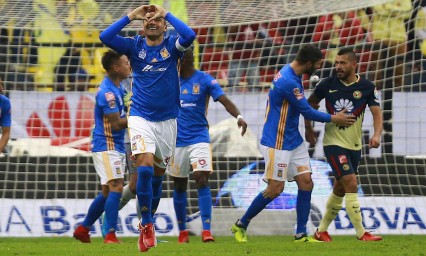 Zarpazo letal; Tigres vence a Am&eacute;rica con pol&eacute;mica arbitral
