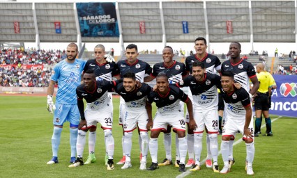 Contra todo y contra todos, Lobos jug&oacute; en primera