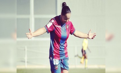 Con canci&oacute;n propia, porra del Levante idolatra a Charlyn Corral