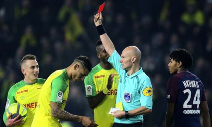 Suspenden &aacute;rbitro que lanz&oacute; patada