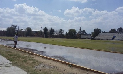 Aguas de riego anegan deportivo