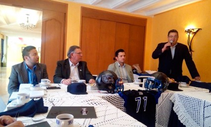 Buscan becar con el americano