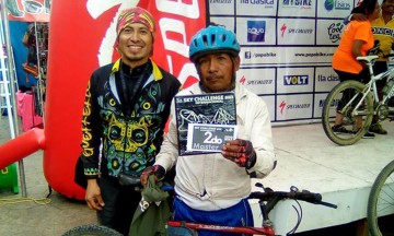 Conquista podio con bicicleta oxidada; se hace viral en redes