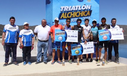 Itzel Arroyo Aquino y Gil Rivera Morales, campeones del triatl&oacute;n Alchichica 2018