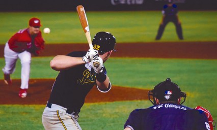 Gana Pericos con enorme voltereta