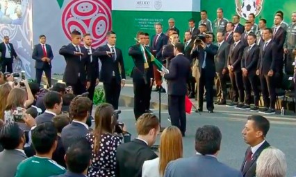 Enrique Pe&ntilde;a Nieto abandera a la selecci&oacute;n