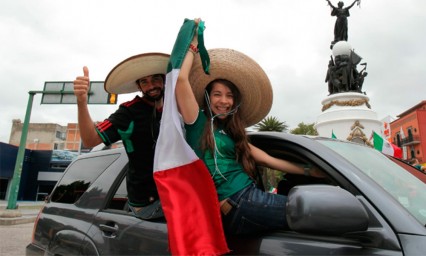 Celebran poblanos triunfo de M&eacute;xico sobre Alemania