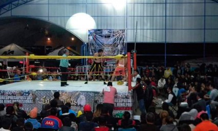 Boxeadores, fuera de la Feria de Teziutl&aacute;n