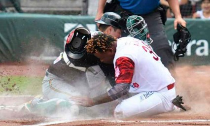  Barren a los Pericos de Puebla en su visita al M&eacute;xico