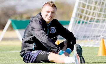 Operan a Chumacero, fuera 4 semanas