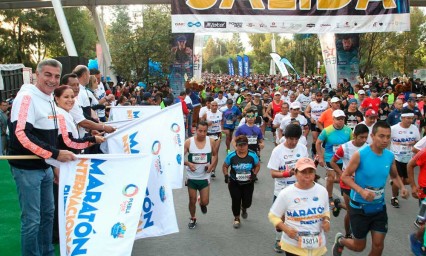 Dinorah L&oacute;pez y Antonio Gali dan banderazo de salida al Marat&oacute;n Internacional Puebla