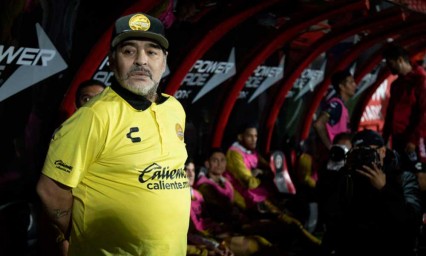 Dan de alta a Maradona tras complicaciones m&eacute;dicas 