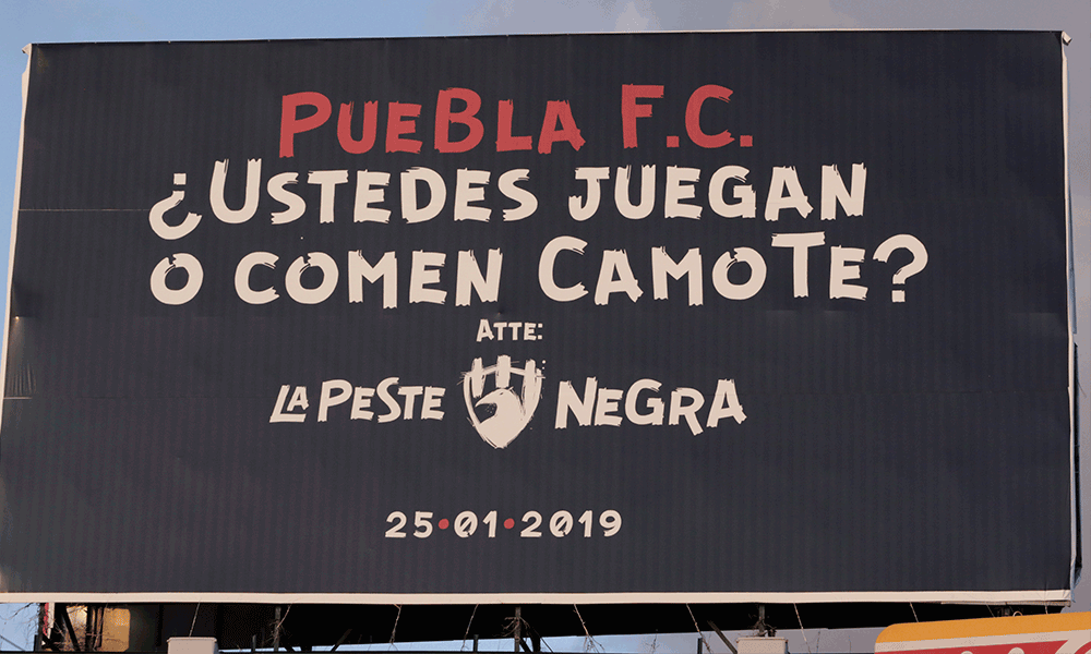 Club de Cuervos se burla del Puebla con espectaculares